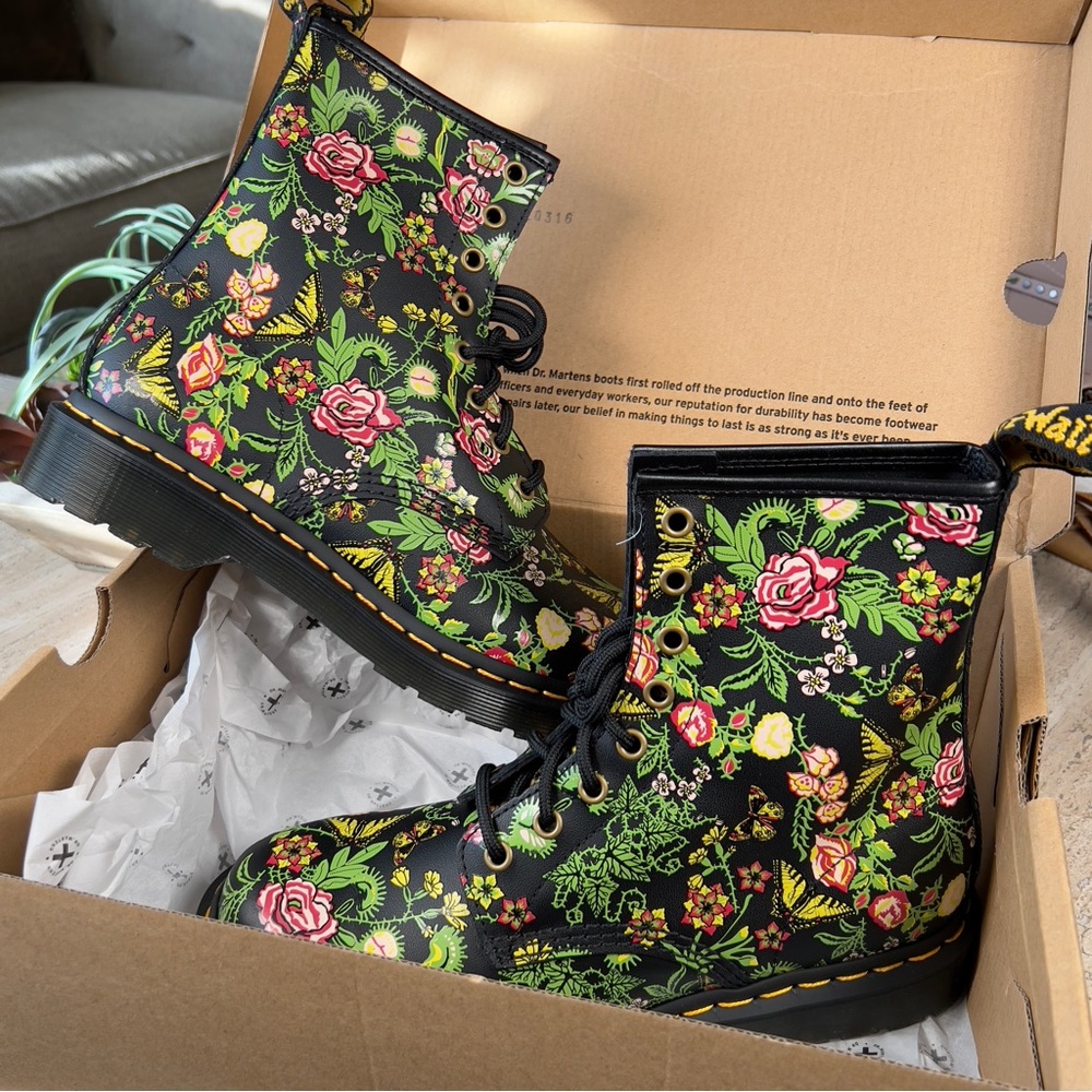 Never worn Dr. Martens 1460 Bloom in Black Leather Boots US Size Woman’s 9
